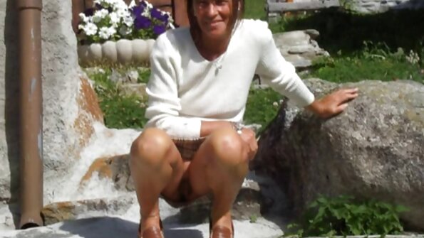 더러운 금발은 여동생의 남자 친구와 섹스를하고있다