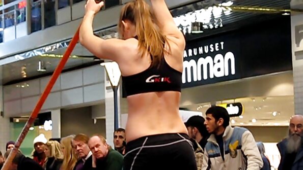 뜨거운 숙녀 와 작은 가슴 와 tan lines 이다 roling 주위에 에 침대