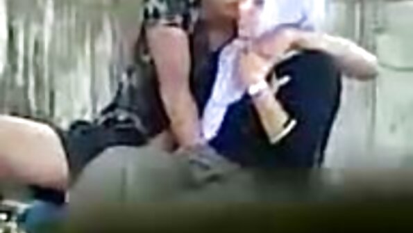 Heavy 남자 cheats 의 아내 와 젊은 금발의 와 피어싱 젖꼭지