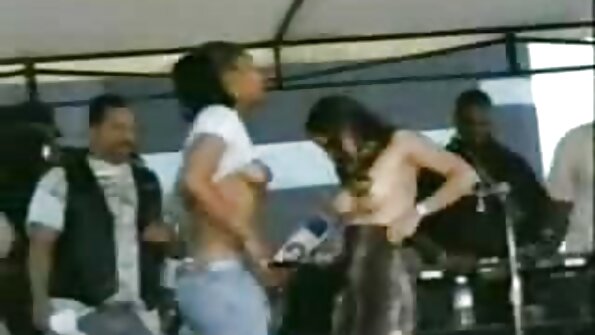 레즈비언 여자 에 검정 과 빨간 스타킹 아르 날카로운 에 핥기 겁쟁이