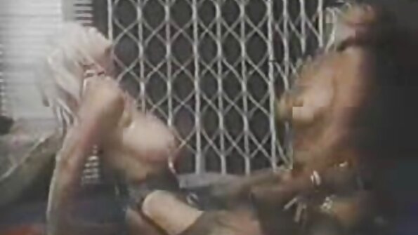 귀염둥이 케나 제임스는 이상한 성숙한 남자 스티브 홈즈와 섹스를했습니다.