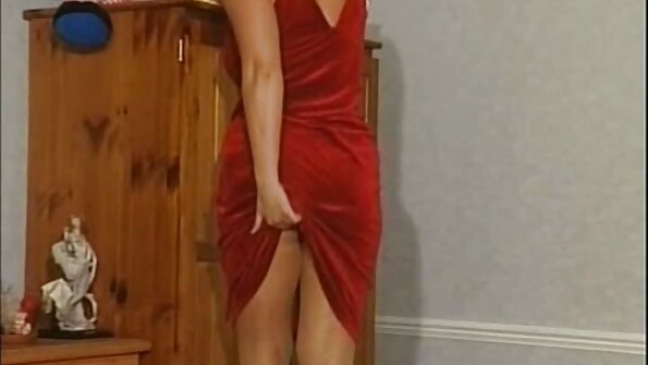 Dasha 스프레드 그녀의 다리 과 장난감 성교 그녀의 러시아어 고양이