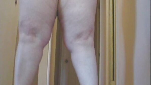 소파에 씨발 드 곱슬 머리 갈색 머리 연기 청소