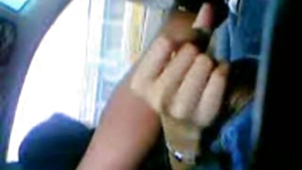 김프는 소파에서 섹스에 열광하는 정부를 망친다.