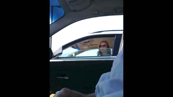 소녀는 침실에서 섹스로 의붓 형제와 관계를 개선합니다.