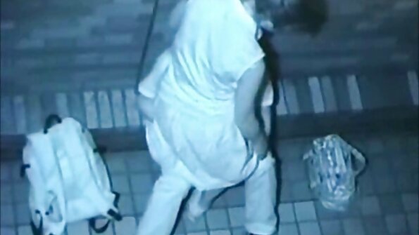 호색한 친구는 그녀를 깊이 섹스하기 위해 병아리의 팬티를 옆으로 당깁니다.