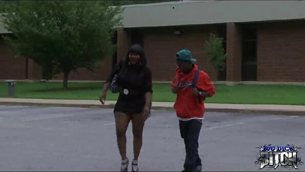 작은 가슴을 가진 귀염둥이는 그녀의 음부에 의붓 형제의 거시기를 걸립니다