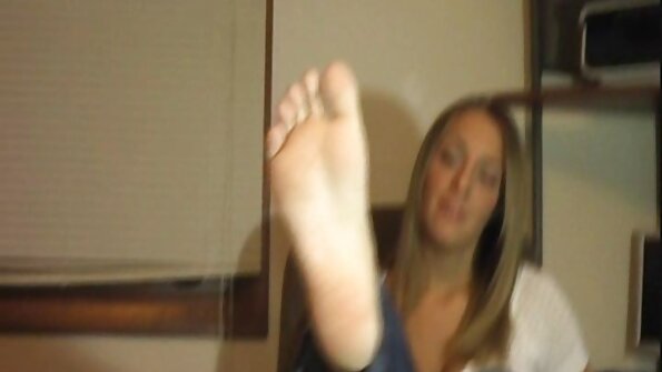 화려한 Lena Paul은 침대에서 대머리 남자와 뜨거운 몸을 병합합니다.