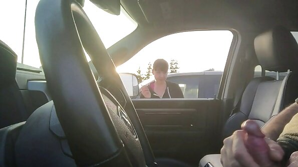 숙녀의 보지가 불타고 있으며 긴급한 자극이 필요합니다.