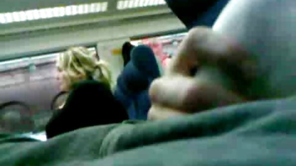 Montse Swinger는 그녀의 직업을 알고 있으며 깔개에 로베르토에 의해 범 해지는