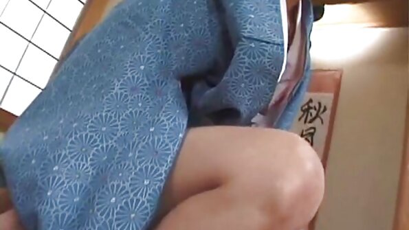 남자는 탈의실에서 거유 MILF의 그르 치기에서 수탉을 밀어