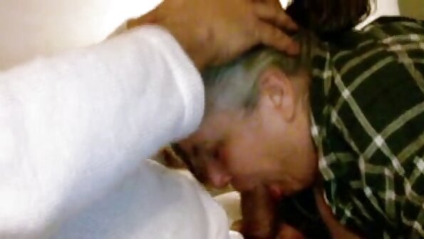 MILF는 남자가 AV 여배우 정액을 만들 때까지 큰 검정 거시기를 내리지 않을 것입니다.