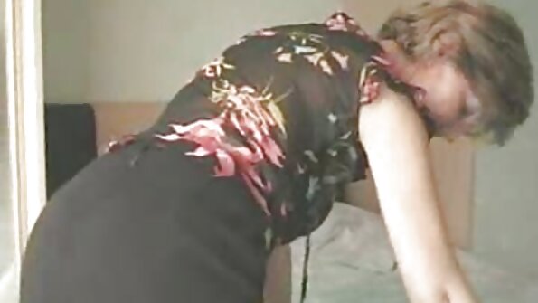 그룹 섹스 경험이 부족한 소녀의 성교육 격차를 채 웁니다.