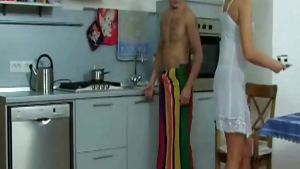 입이 천천히 정액으로 채워지면서 미소를 짓고 있는 라티나