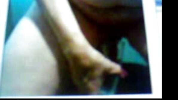 남자는 아시아 인이 소파에서 도망가도록 허용하지 않았습니다.