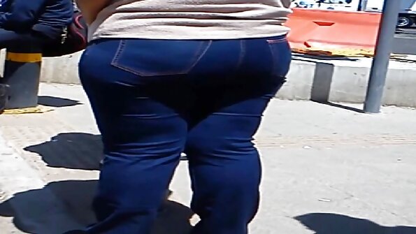 남자는 여자친구에게 집세를 주고 그녀의 성기에 들어갔다.