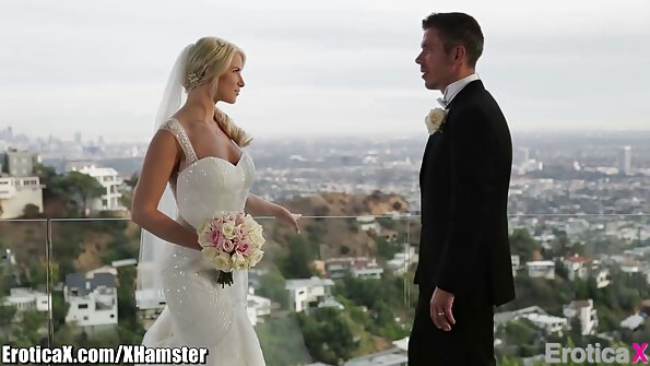 귀여운 검정 소녀 굽은 위에 풀 테이블 과 못을 박았다 로 화이트 형사