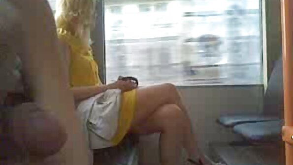 이국적인 소녀 와 작은 가슴 교련 단단한 로 땅딸막한 사람 에 소파