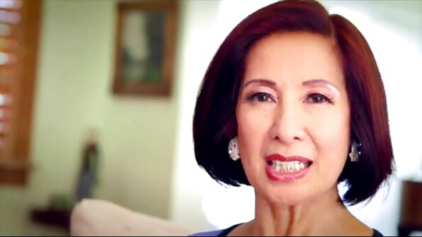 호색한 남자는 몇 가지 멋진 포즈로 유혹하는 파트너를 분석합니다.