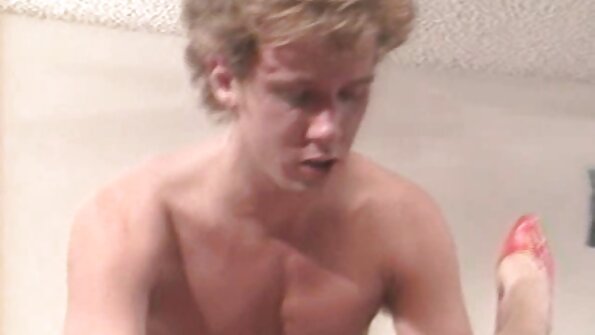 Lonely 금발의 adores 에 놀이 독주 에 소파 와 섹스 장난감