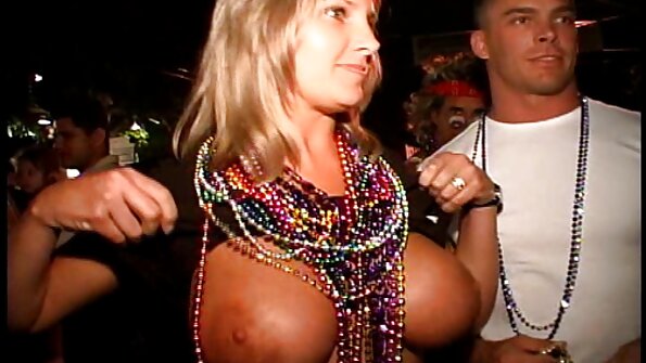 여성은 자신의 명령을 실행하는 흥분된 GF와 항문 섹스를했습니다