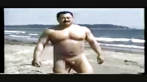 신선한 공기와 남자의 단단한 페니스는 털이 음부를 가진 소녀를 행복하게 만듭니다.