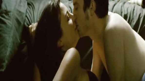 여자의 남자 친구는 늦었고 그녀는 자위를 위해 진동기를 사용합니다.