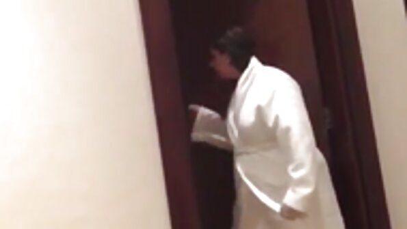 Misha Cross는 Ramon Nomar의 수탉이 그녀의 엉덩이에 들어갈 때 미치게됩니다.