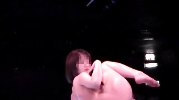 더러운 금발의 이다 휘 스팅 그녀의 잘 뻗어있는 bootyhole