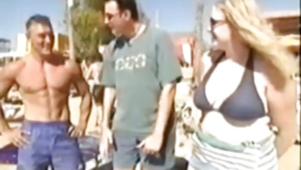 흥분한 멕시코 커플이 카메라 앞에서 다정하게 사랑을 나눕니다.