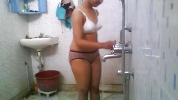 소녀는 아파트에서 그녀가 가장 좋아하는 빨간 소파에서 하라고 고집한다