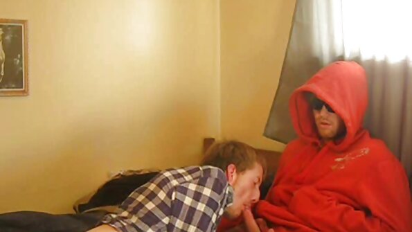 Hot Abigail Mac은 재능있는 친구와 ASMR 포르노를하고 있습니다.