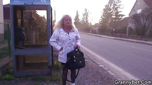 믿을 수 없을만큼 뜨거운 문신 숙녀 도착 두드리고 로 a 검정 스터드